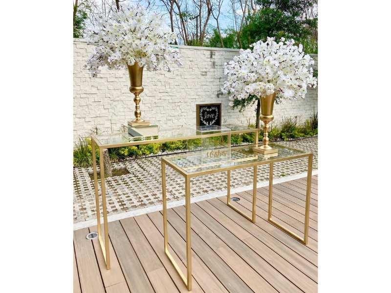 Arreglo Floral en Tonos Blancos en Base Dorada 1.20 Mts de Altura