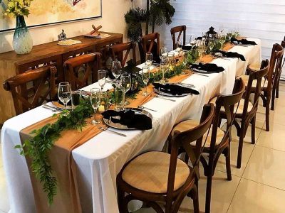 Mesa Rectangular de Madera con Mantel y Camino de Mesa