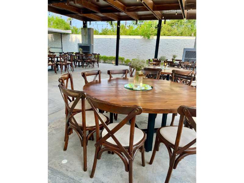 Mesa Redonda de Madera con Base de Acero y Sillas