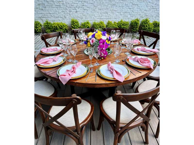 Mesa Redonda de Madera con Base de Acero y Sillas