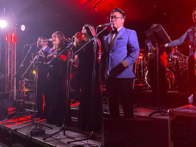 Paquete Música en Vivo e Iluminación