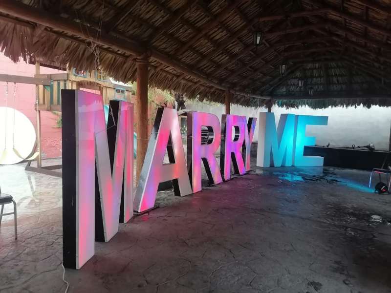 Renta Letras LED Gigantes Decorativas