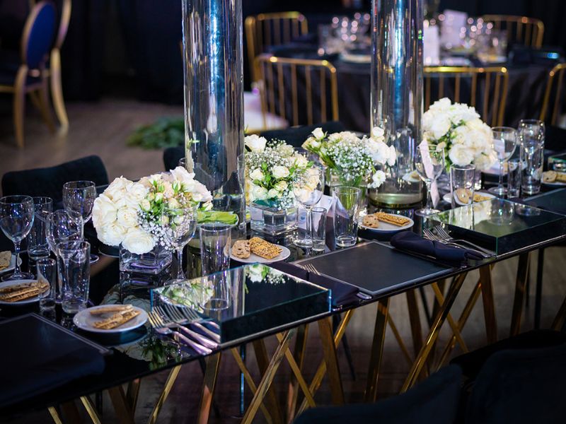 Renta de Mesas de Cristal Línea Kryion para eventos