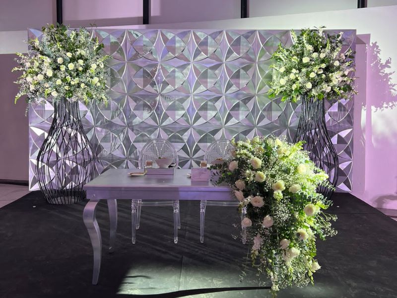 Renta de Mesa de Madera Plateada para Novios