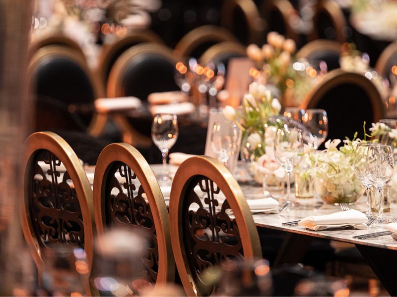 Renta de Mesas de Mármol Línea Kryion para eventos